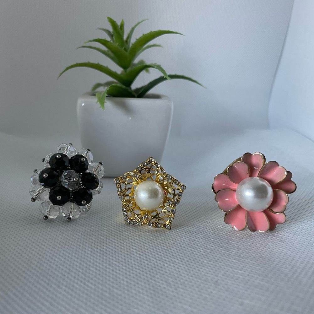 Vintage rings gold and silver tone flower styles, 2 are adjustable - 3 rings